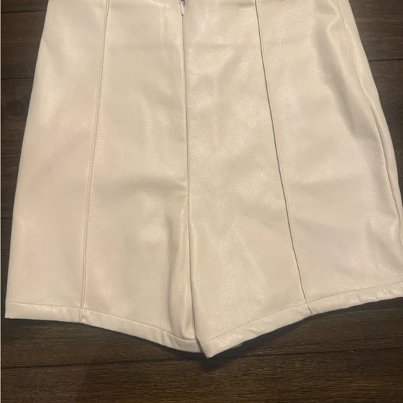 AKIRA Cream Faux High Waist Shorts Panel Seam Vegan Leather NET Size S - Picture 2 of 5